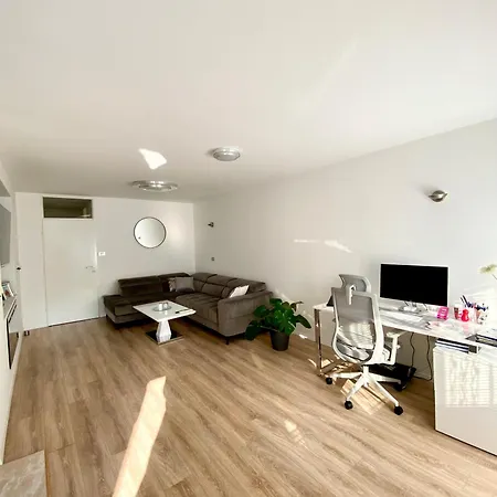 Black & White Hideaway With Garage Appartement *