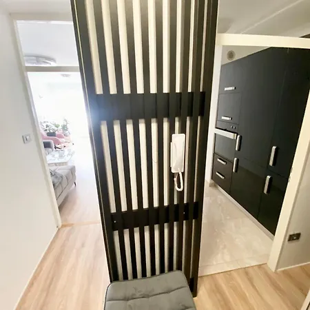 Black & White Hideaway With Garage Appartement