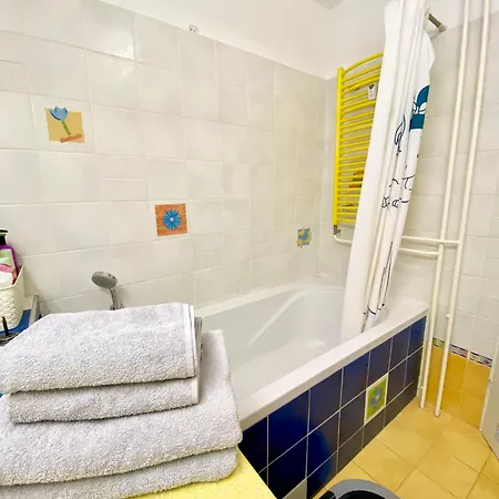 Black & White Hideaway With Garage 公寓