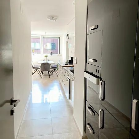 Apartment Black & White Hideaway With Garage *