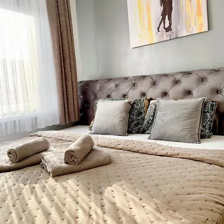 Apartma Black & White Hideaway With Garage