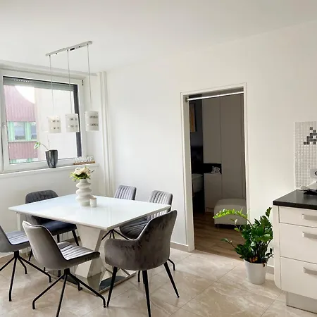Black & White Hideaway With Garage Appartement *