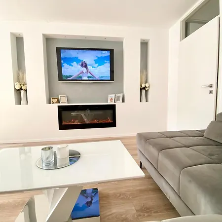 Apartment Black & White Hideaway With Garage Ljubljana
