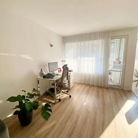 Black & White Hideaway With Garage Appartement *