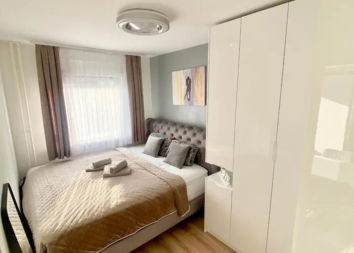 Black & White Hideaway With Garage לובליאנה