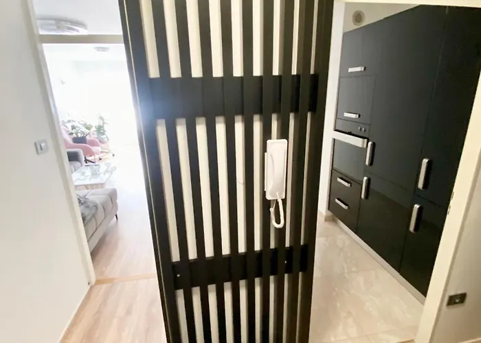 Black & White Hideaway With Garage 아파트