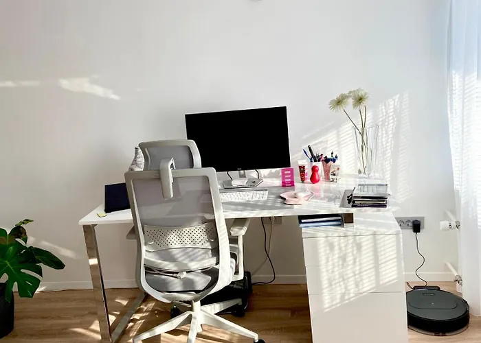 Black & White Hideaway With Garage דירה *