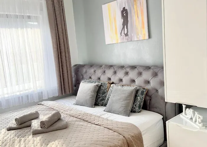 דירה Black & White Hideaway With Garage