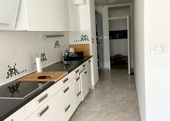 Black & White Hideaway With Garage לובליאנה