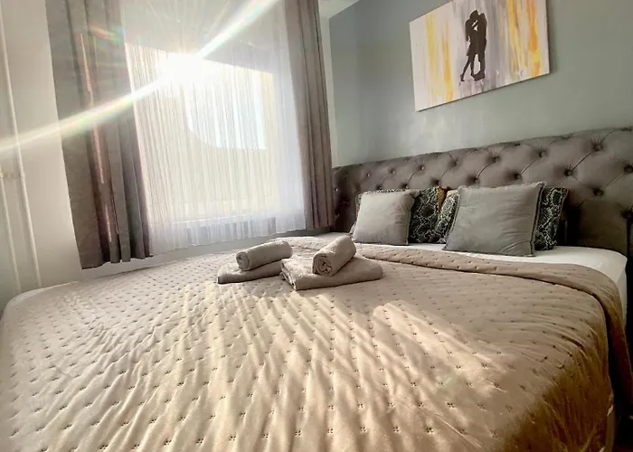 Black & White Hideaway With Garage דירה לובליאנה