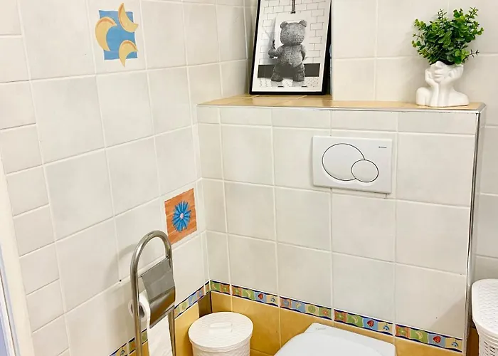 דירה Black & White Hideaway With Garage *