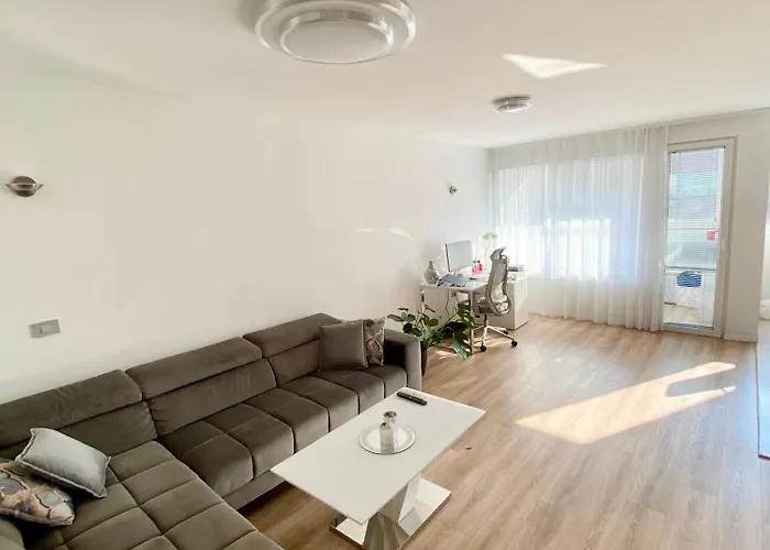 Black & White Hideaway With Garage דירה לובליאנה