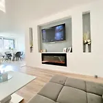 Black & White Hideaway With Garage Apartma *