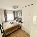 Black & White Hideaway With Garage Ljubljana