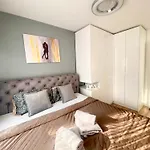 Apartma Black & White Hideaway With Garage *