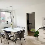 Black & White Hideaway With Garage Apartma *