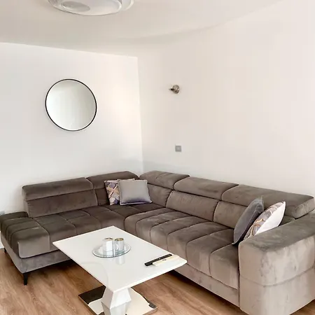 Daire Black & White Hideaway With Garage Ljubljana