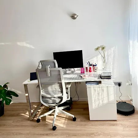 Black & White Hideaway With Garage Daire *