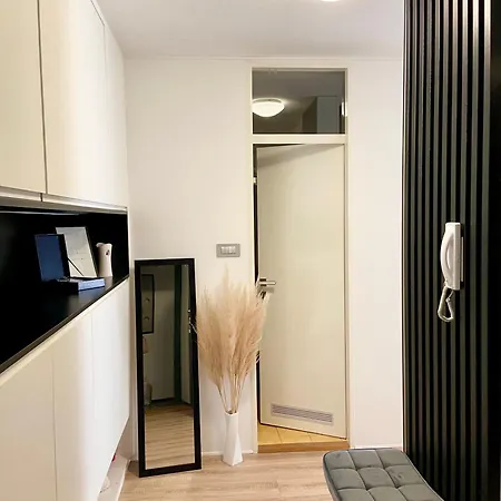 Black & White Hideaway With Garage Ljubljana