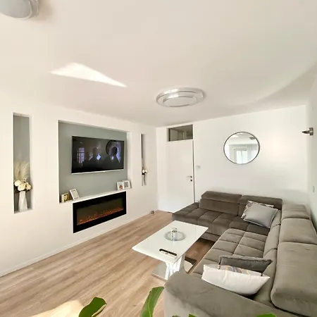 Daire Black & White Hideaway With Garage *