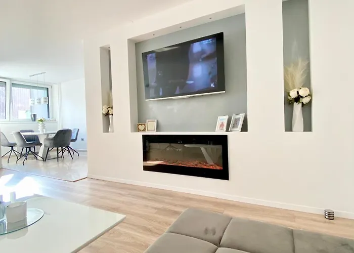 Black & White Hideaway With Garage Daire *