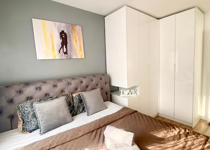 Daire Black & White Hideaway With Garage *