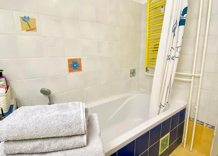 Black & White Hideaway With Garage Daire