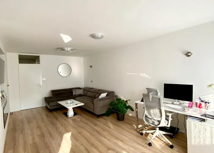 Black & White Hideaway With Garage Daire *