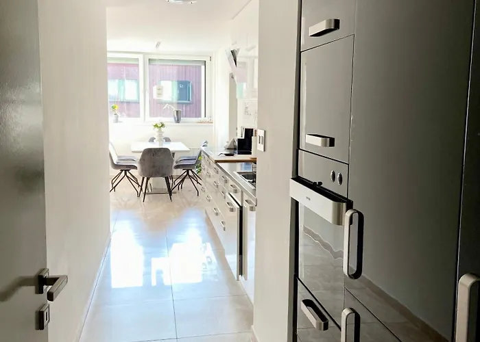 Daire Black & White Hideaway With Garage *