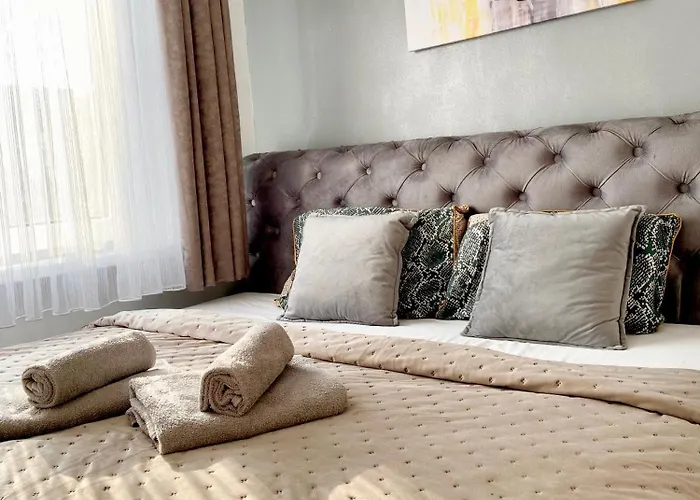 Daire Black & White Hideaway With Garage