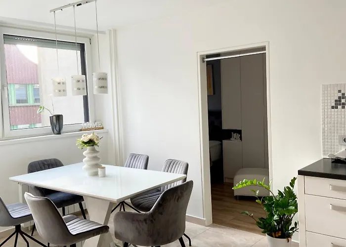 Black & White Hideaway With Garage Daire *