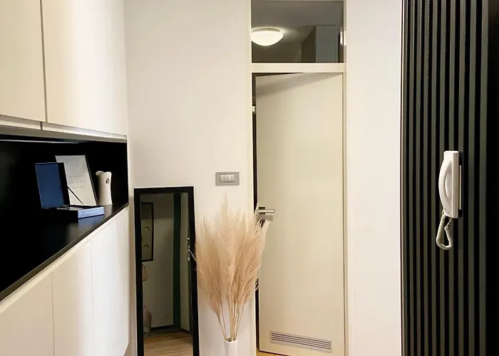 Black & White Hideaway With Garage Ljubljana