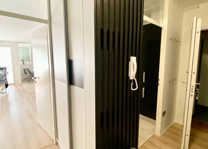 Black & White Hideaway With Garage Ljubljana