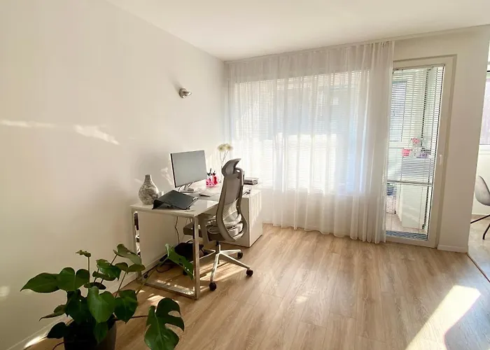 Black & White Hideaway With Garage Daire *