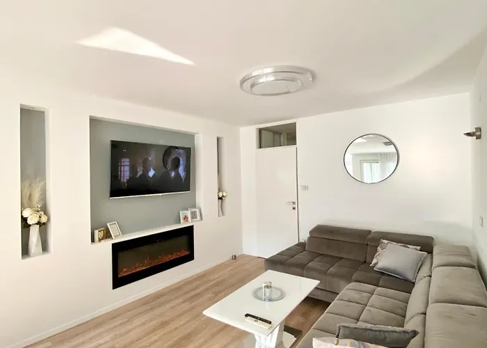 Daire Black & White Hideaway With Garage *